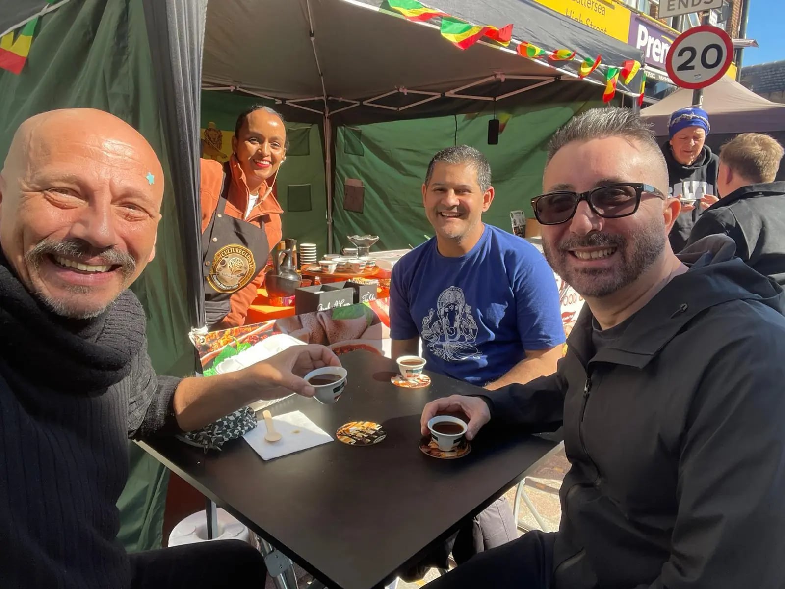 Happy customers with CultureGlow24 dishes